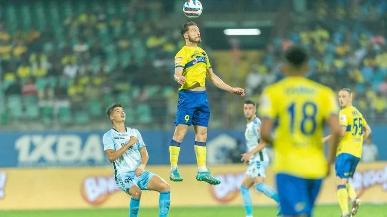 അത്ഭുതങ്ങൾ ഒന്നും സംഭവിച്ചില്ല. കേരളാ ബ്ലാസ്റ്റേഴ്സിൻ്റെ പ്ലേ ഓഫ് ബെംഗളൂരു എഫ് സിയുടെ ഹോം ഗ്രൗണ്ടിൽ നടക്കും.